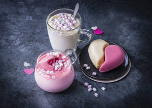 marksandspencer_Valentyn2023_food_29313075_Bombardovani laskou_horka cokolada v podobe rozpustne cokoladove bomby ve tvaru srdce_189,90Kc.jpg